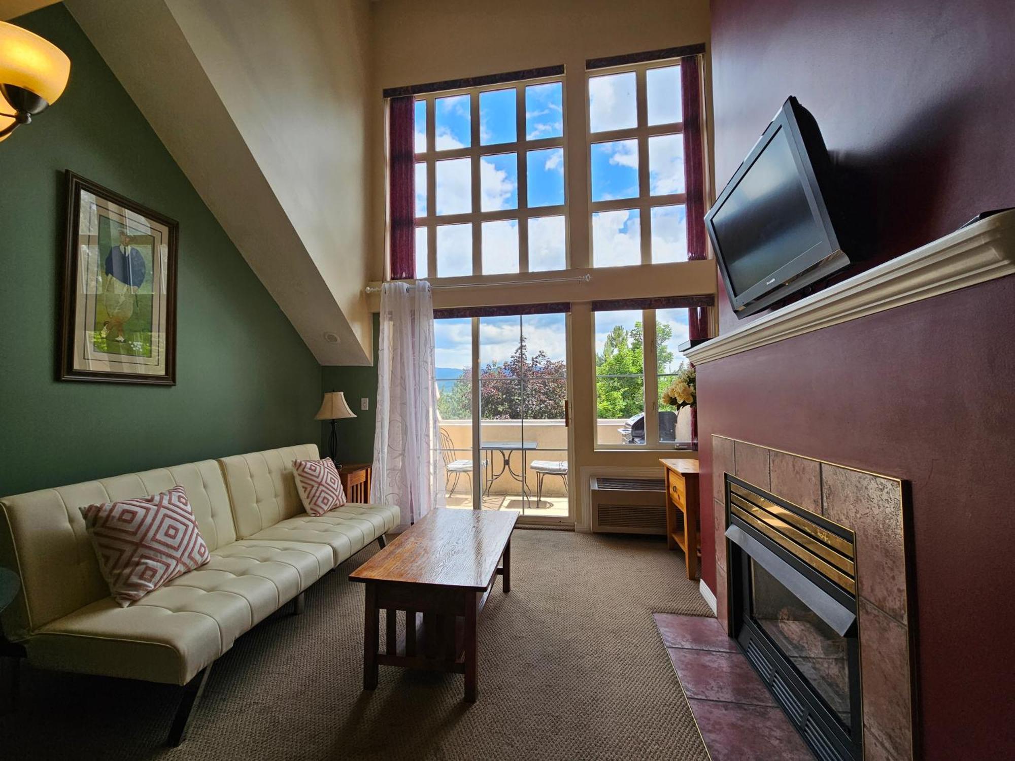 Borgata Lodge Resort Kelowna Exterior photo