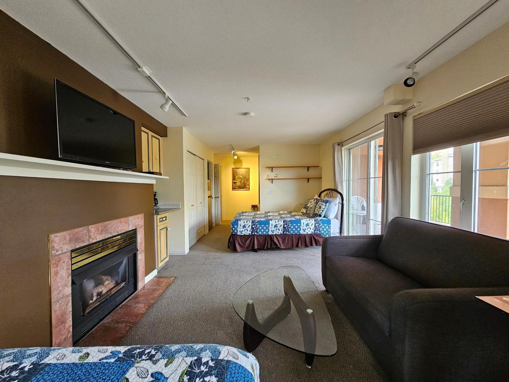 Borgata Lodge Resort Kelowna Exterior photo