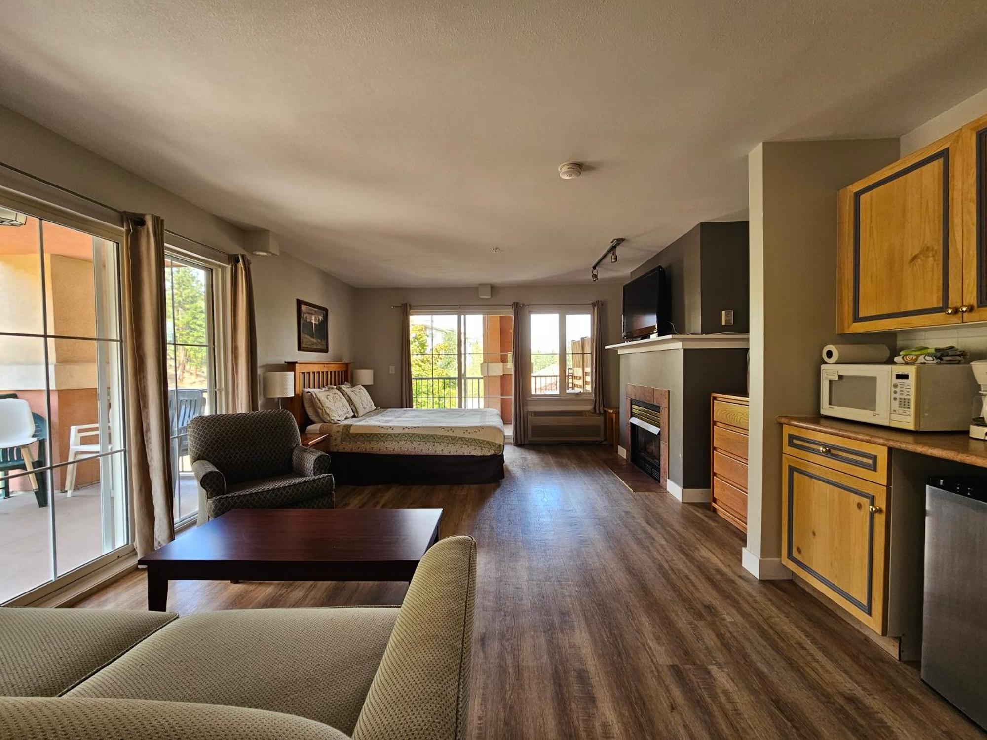 Borgata Lodge Resort Kelowna Exterior photo